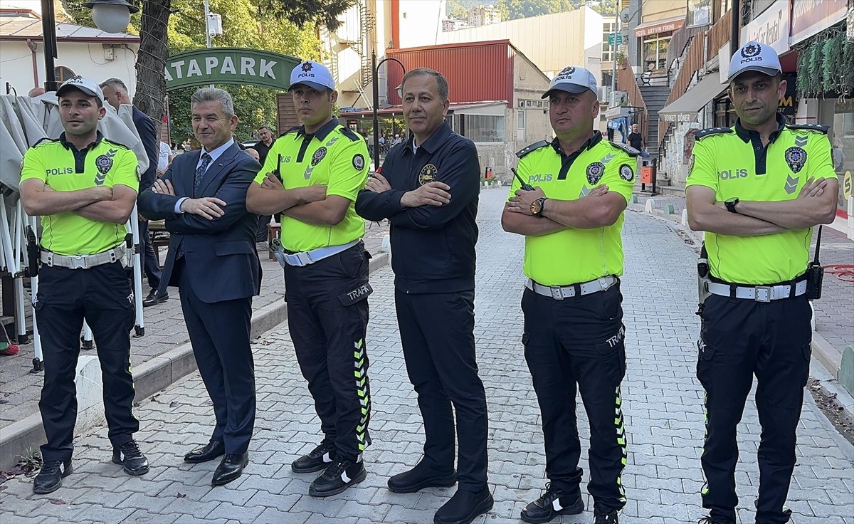 İçişleri Bakanı Ali Yerlikaya, Artvin'de esnafları ziyaret ederek, vatandaşlarla görüştü.