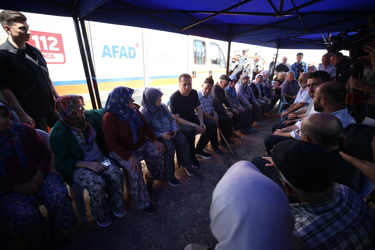 İçişleri Bakanı Ali Yerlikaya, Balıkesir Sındırgı'da 10 Ağustos'ta meydana gelen 6,1...