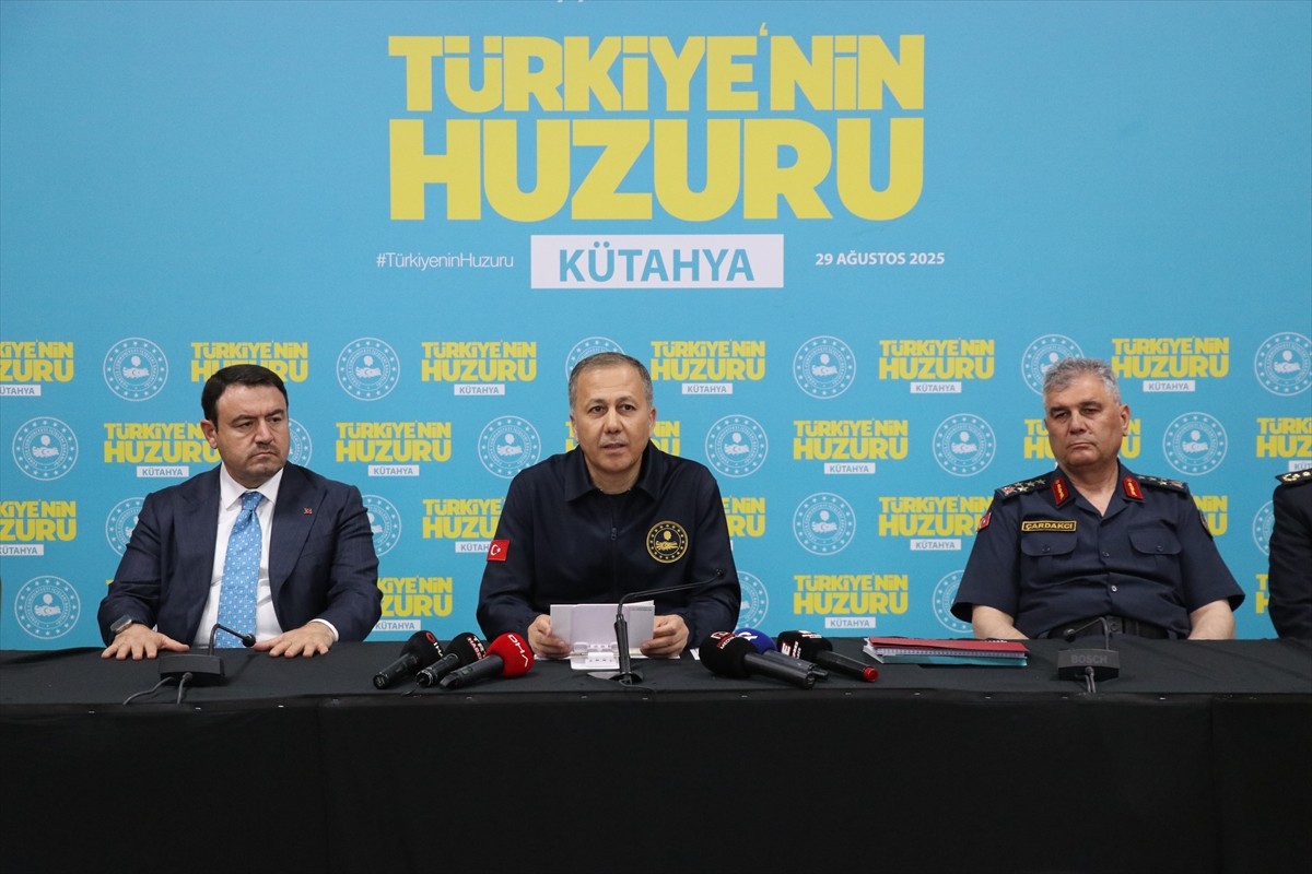 İçişleri Bakanı Ali Yerlikaya, Kütahya'da Zafer Kalkınma Ajansı'nda düzenlenen "Türkiye'nin Huzuru...