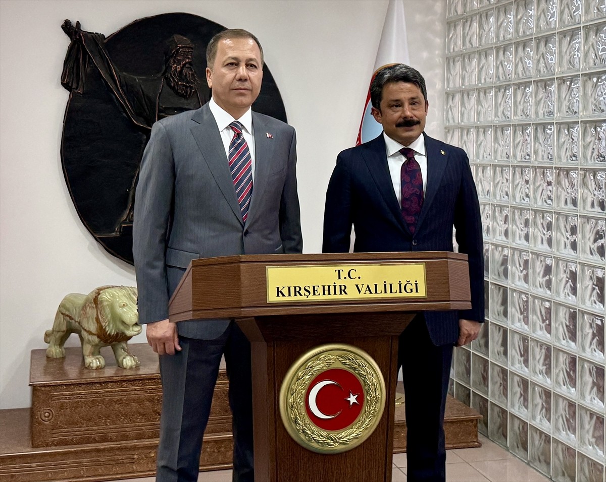 İçişleri Bakanı Ali Yerlikaya (sağ 2), Kırşehir'de bazı ziyaretlerde bulundu. İlk olarak Valiliği...