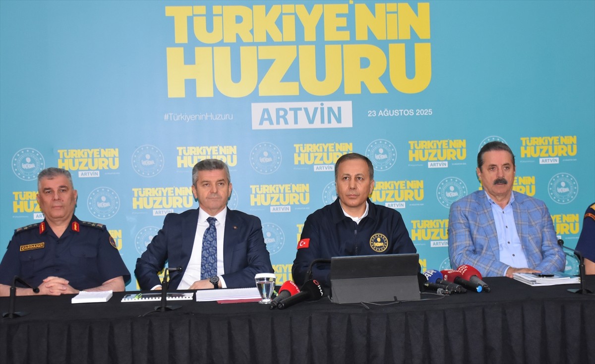 İçişleri Bakanı Ali Yerlikaya, (solda) Artvin'de bir otelde düzenlenen "Türkiye'nin Huzuru...