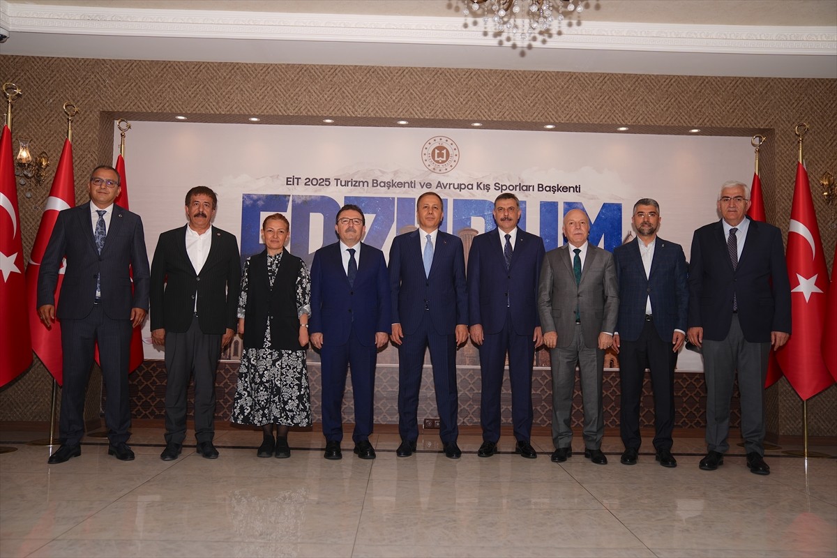 İçişleri Bakanı Ali Yerlikaya (solda), Erzurum Valiliğini ziyaret etti. Valilik Şeref Defteri'ni...