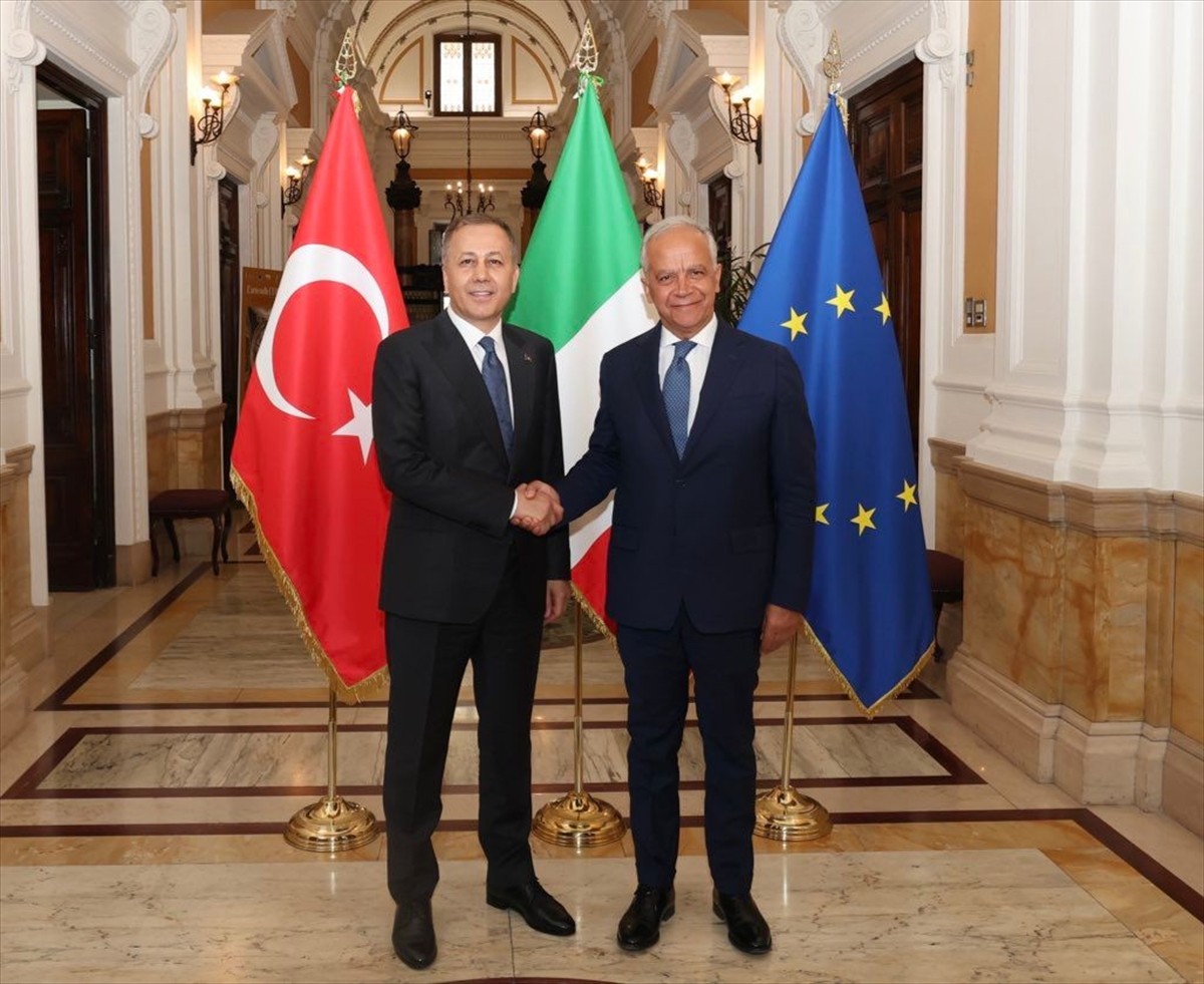 İçişleri Bakanı Ali Yerlikaya (solda), Roma'da İtalya İçişleri Bakanı Matteo Piantedosi (sağda)...