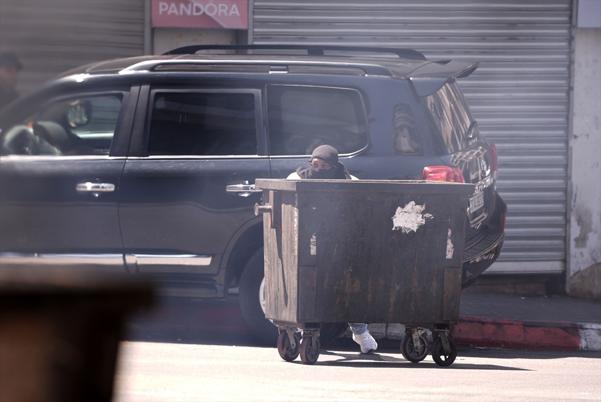İşgal altındaki Batı Şeria'nın Ramallah kentine baskın düzenleyen İsrail askerleri, 3 kişiyi...