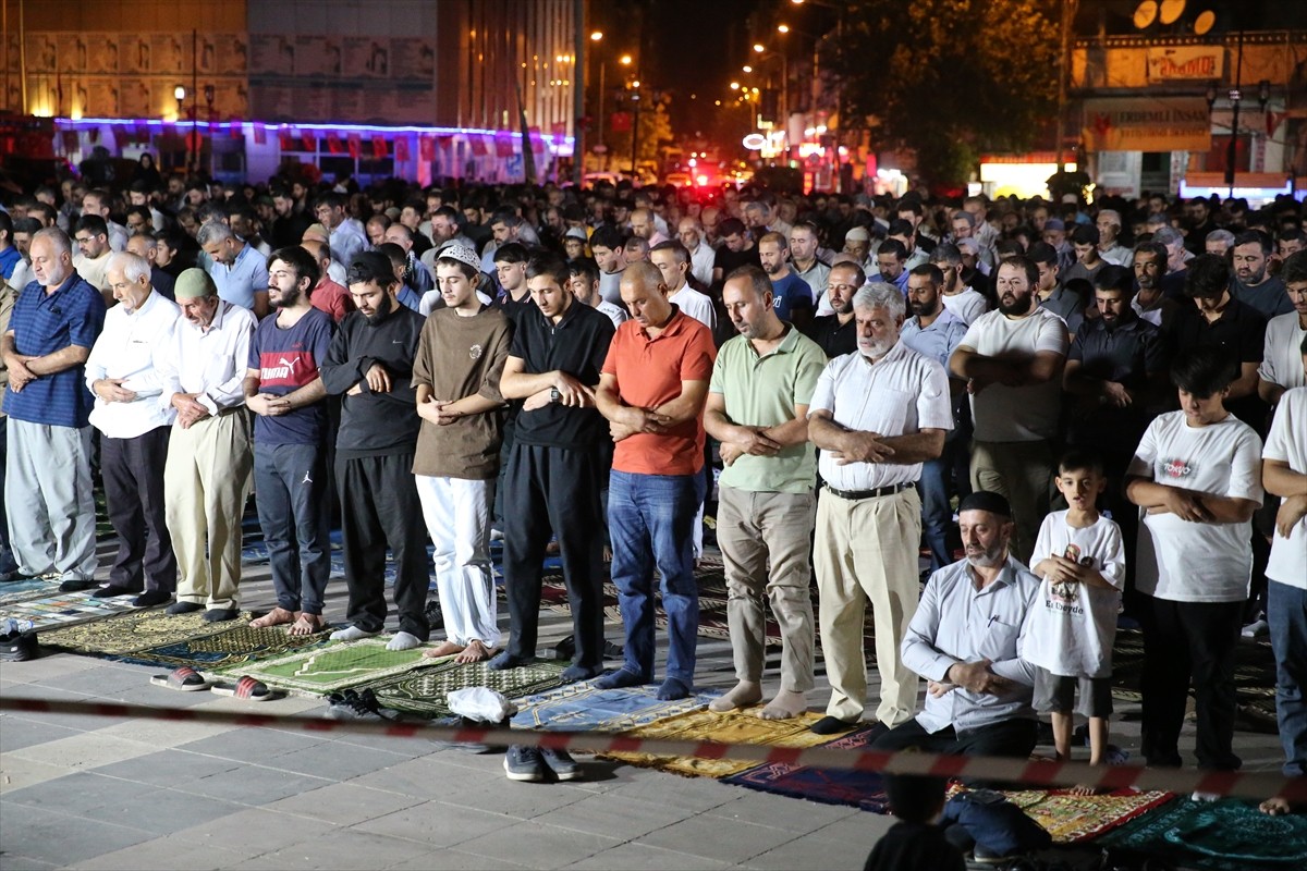İsrail'in Gazze'ye yönelik saldırıları Diyarbakır'da protesto edildi. Peygamber Sevdalıları Vakfı...