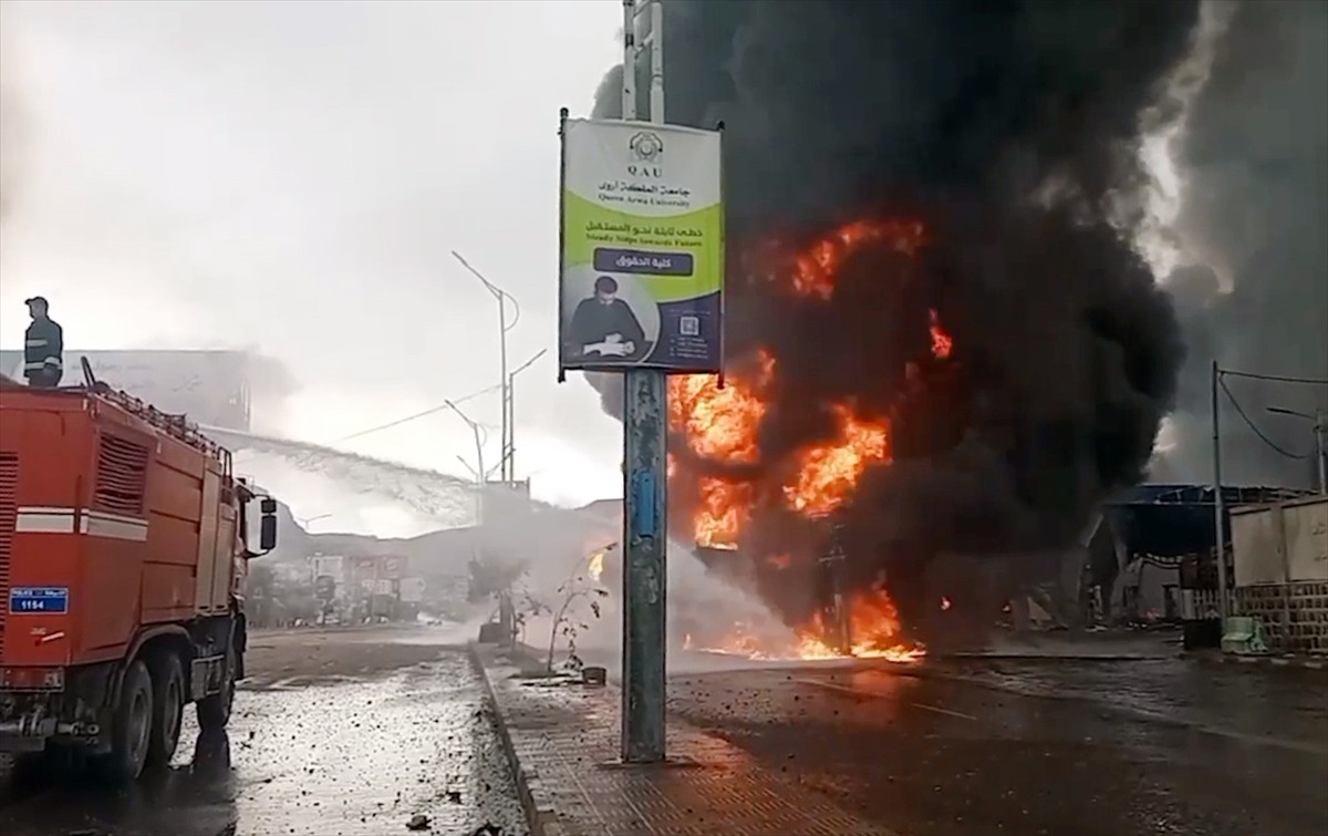 İsrail ordusunun Yemen’in başkenti Sana’da yakıt deposuna düzenlediği hava saldırısında 2 kişi...