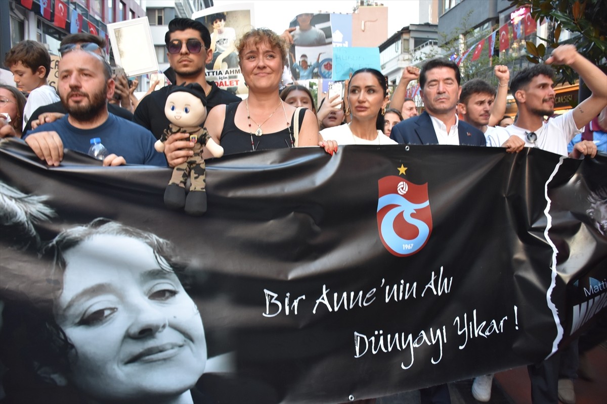 İstanbul'da öldürülen Mattia Ahmet Minguzzi için Trabzon'da yürüyüş organize edildi. Atatürk Anıtı...