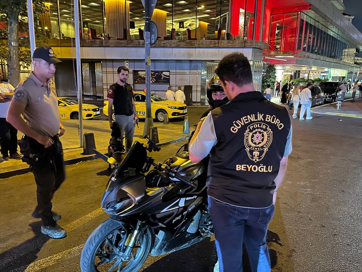 İstanbul'da polis ekipleri, asayişin sağlanması ve suçların önlenmesi amacıyla "huzur" uygulaması...