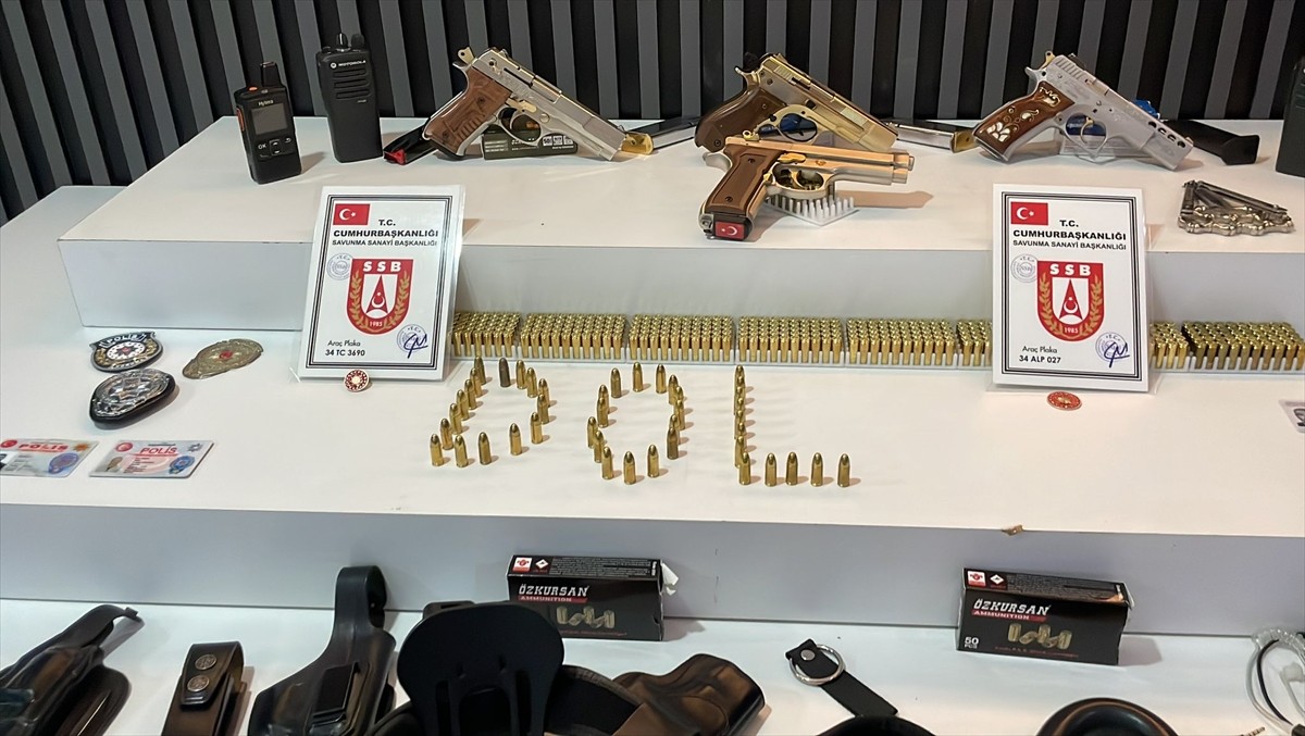 İstanbul'da sosyal medya üzerinden kendilerini polis olarak tanıtıp dolandırıcılık yapan baba...