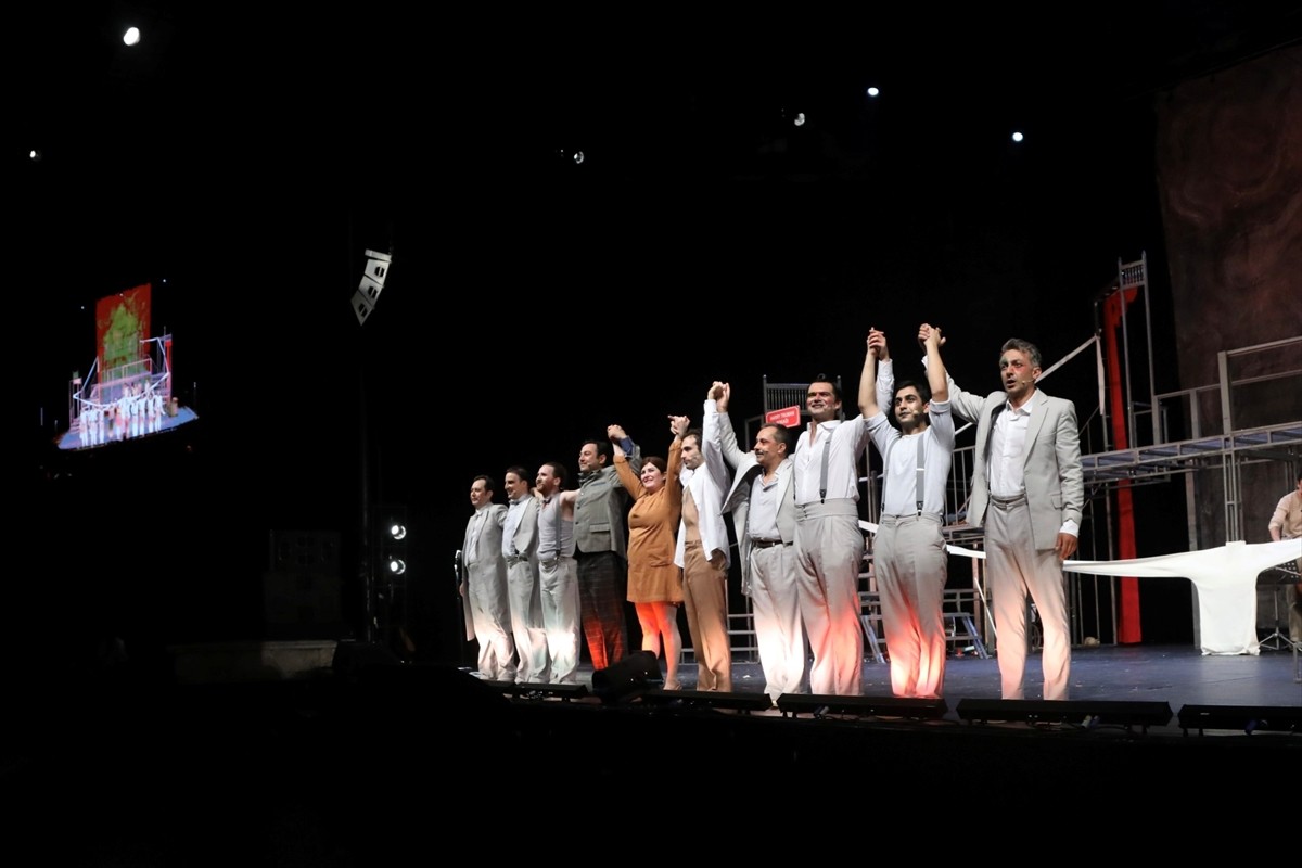 İstanbul Büyükşehir Belediyesi Şehir Tiyatroları, Haldun Taner'in yazdığı "Gözlerimi Kaparım...