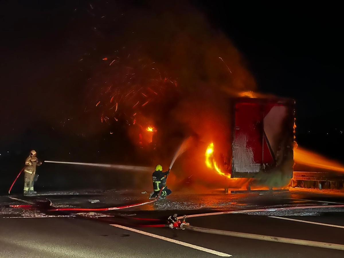 İstanbul-İzmir Otoyolu'nda, Bursa'nın Orhangazi ilçesi sınırlarında seyir halindeyken yanmaya...