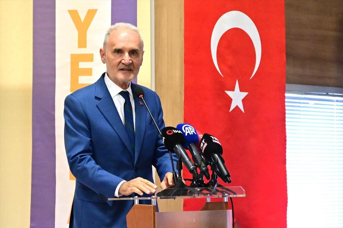 İstanbul Ticaret Odası (İTO) Başkanı Şekib Avdagiç, YEDPA Ticaret Merkezi'nde otomotiv sektörünün...