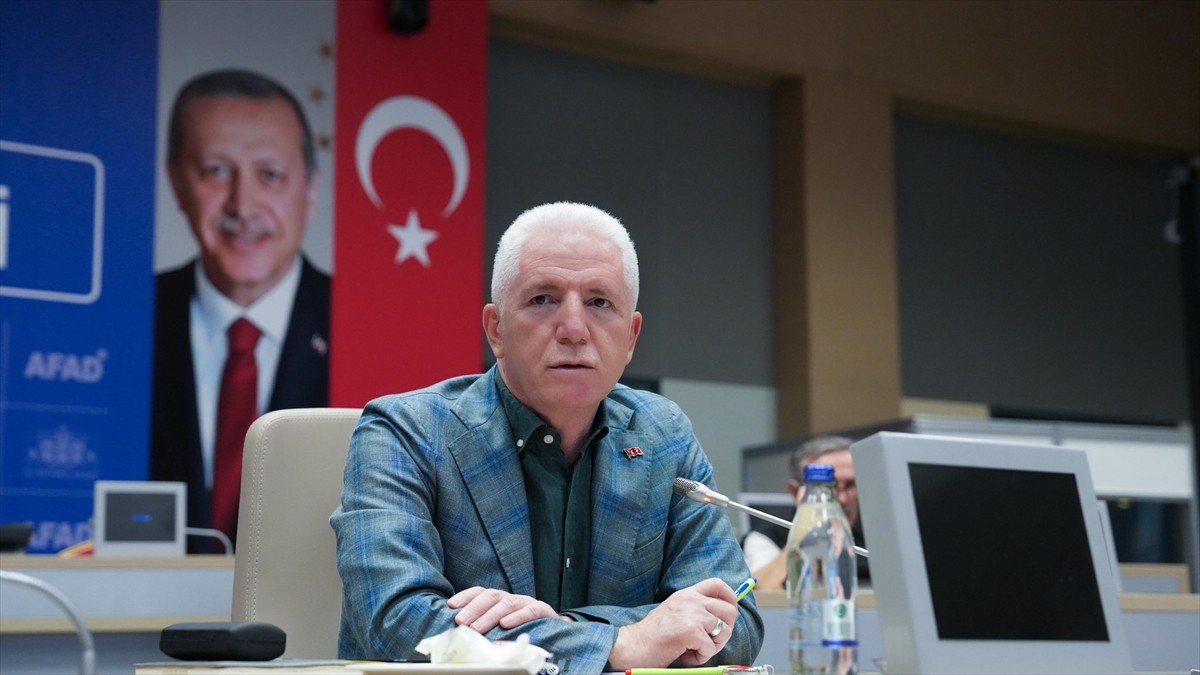 İstanbul Valisi Davut Gül, Balıkesir'deki depremin ardından İl Afet ve Acil Durum Müdürlüğünde...