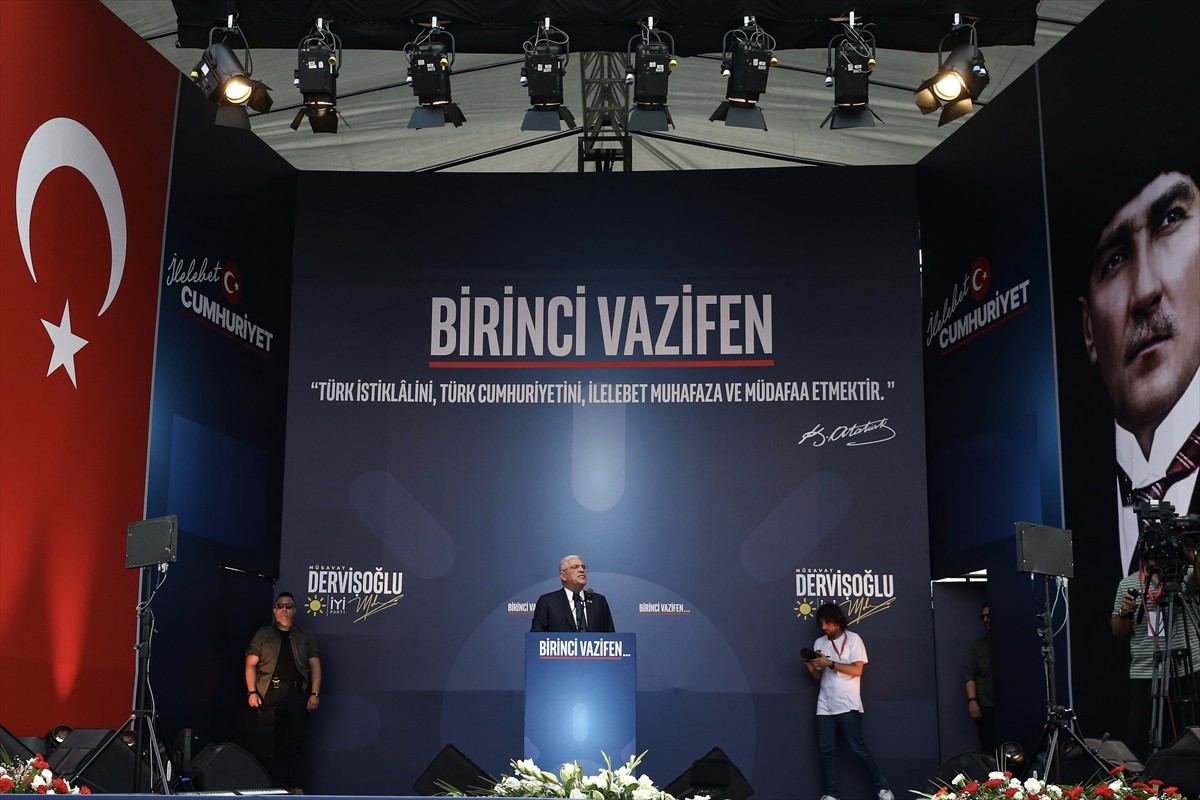 İYİ Parti Genel Başkanı Müsavat Dervişoğlu, Bursa Osmangazi Meydanı'nda "Birinci Vazifen"...