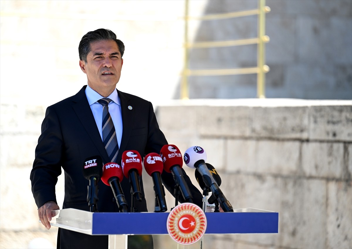 İYİ Parti Grup Başkanvekili Mehmet Satuk Buğra Kavuncu, TBMM basın kapısında gazetecilere...
