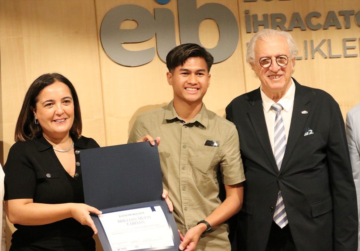 İzmir'de hayata geçirilen projeyle 27 uluslararası öğrenciye akademik ekonomi eğitimi verildi...