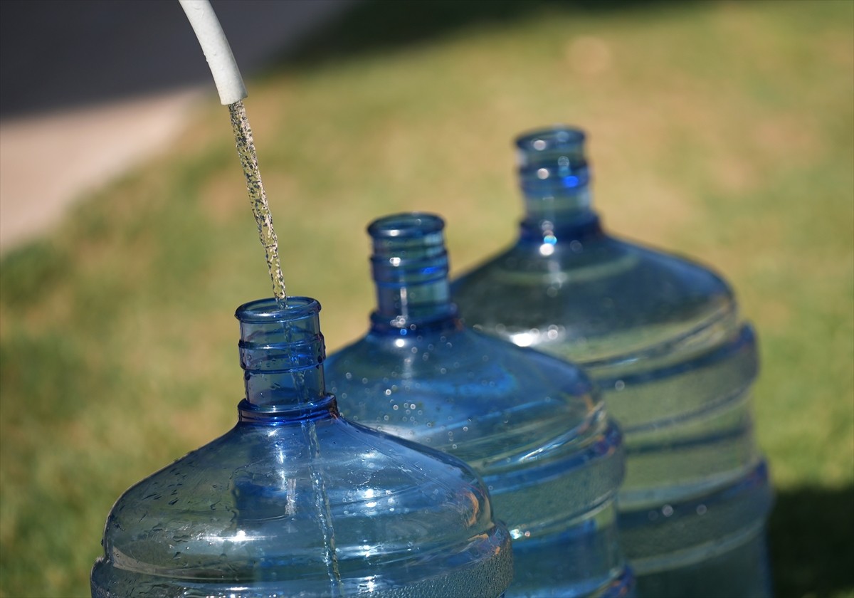 İzmir'de su kaynaklarının kritik seviyelere gerilemesi sonucu 11 ilçede, dün gece 23.00 ile sabah...