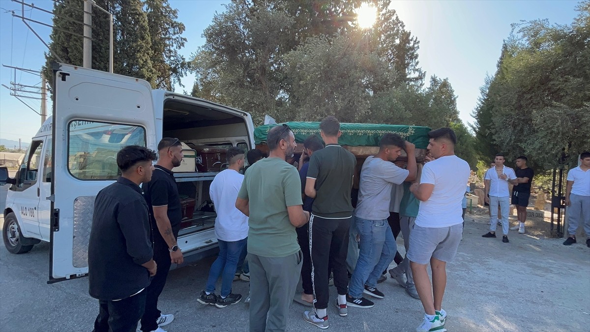  İzmir'in Bayındır ilçesinde serinlemek için girdiği baraj gölünde boğulan çocuğun cenazesi...