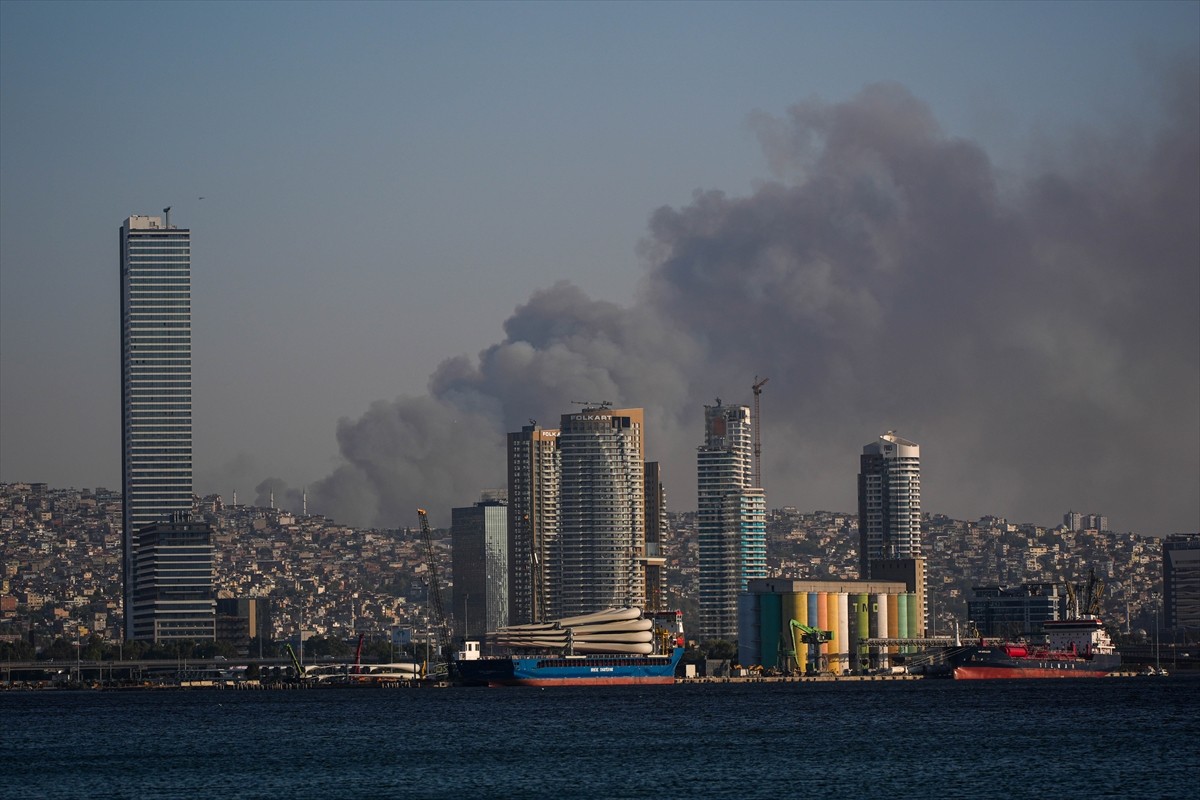 İzmir'in Buca ilçesinde bir minibüste çıkan ve ormanlık alana sıçrayan yangın, Bayraklı...