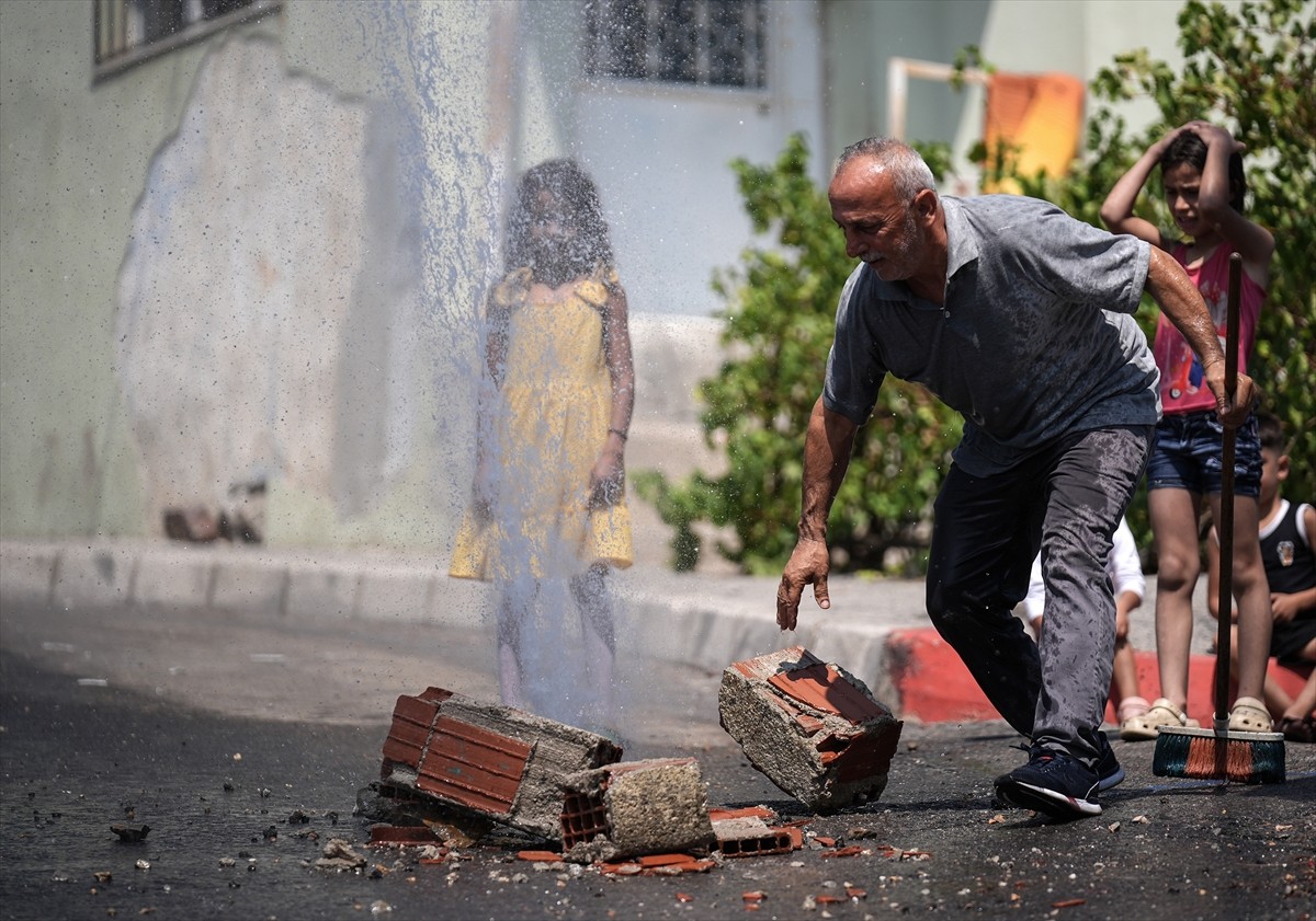 İzmir'in Karabağlar ilçesinde patlayan su borusunun onarılmaması nedeniyle suyun 2 gündür boşa...