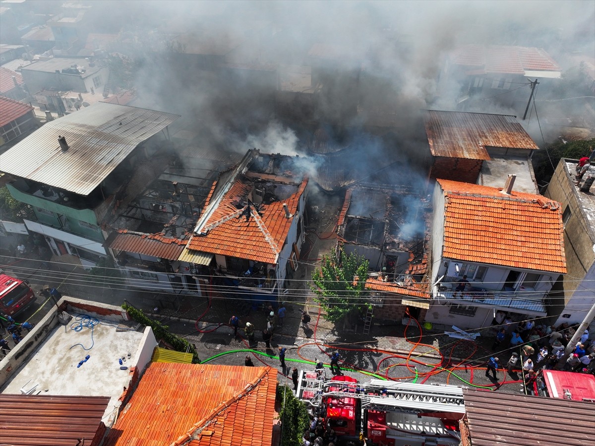 İzmir'in Konak ilçesinde bir evde çıkan ve çevredeki konutlara sıçrayan yangın, kontrol altına...