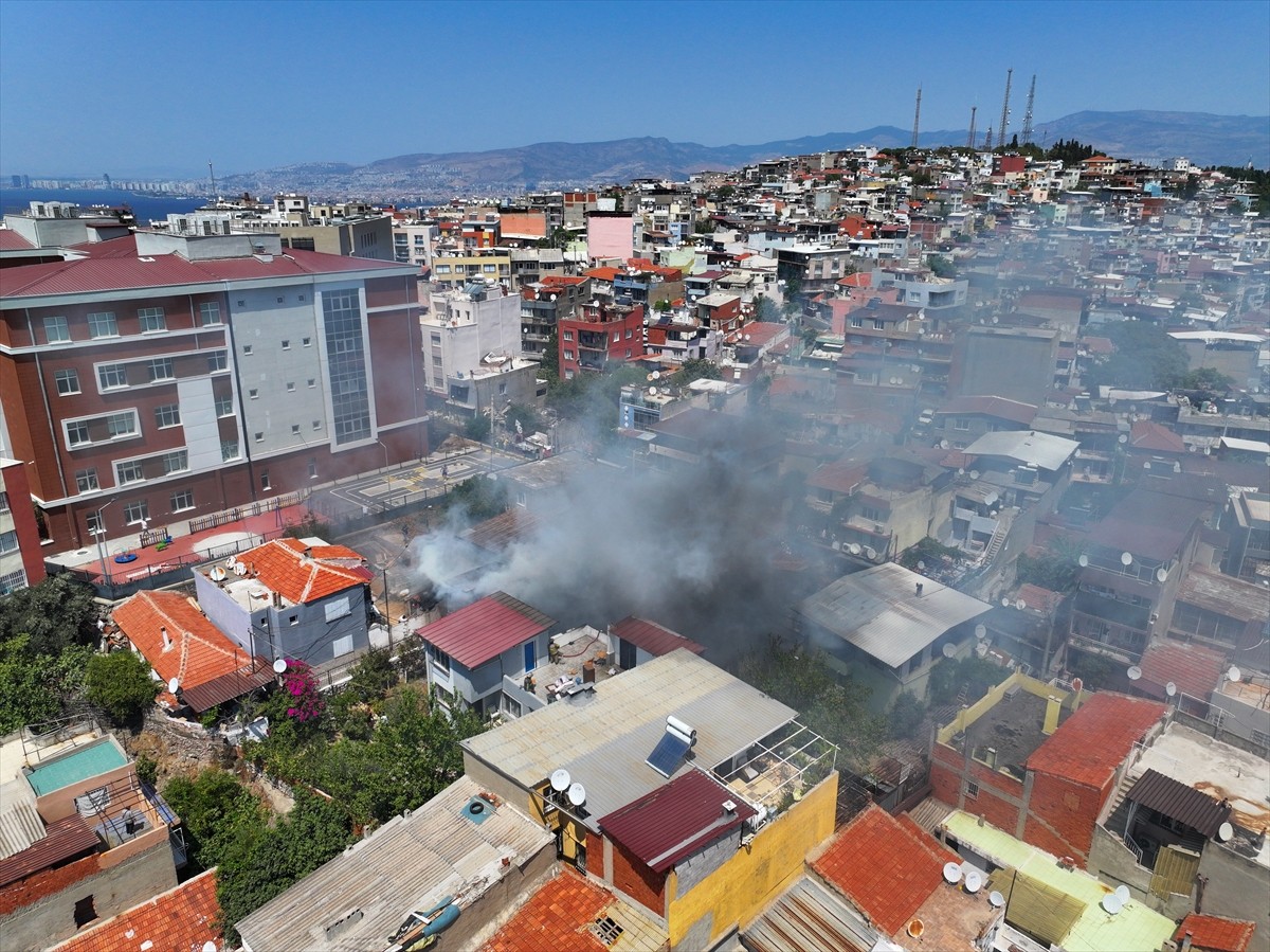 İzmir'in Konak ilçesinde bir evde çıkan ve çevredeki konutlara sıçrayan yangın, kontrol altına...