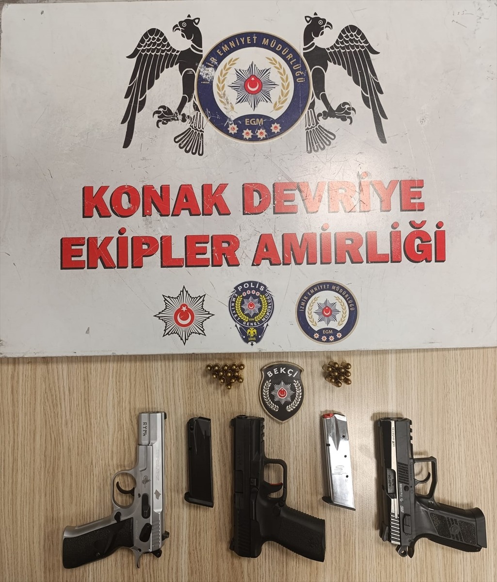 İzmir'in Konak ilçesinde düzenlenen uyuşturucu operasyonunda gözaltına alınan 5 şüpheliden 2'si...