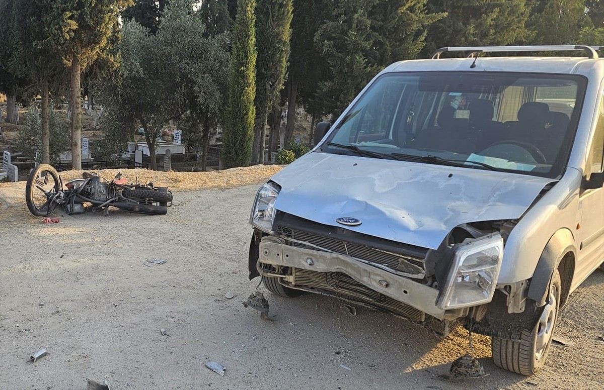 İzmir'in Ödemiş ilçesinde hafif ticari araçla çarpışan motosikletin sürücüsü hayatını...