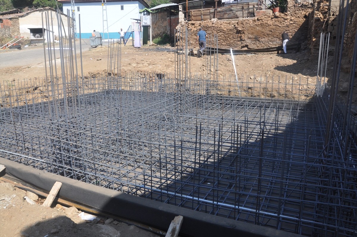 İzmir'in Ödemiş ilçesinde haziran ayında çıkan orman yangınlarında evleri zarar gören vatandaşlar...