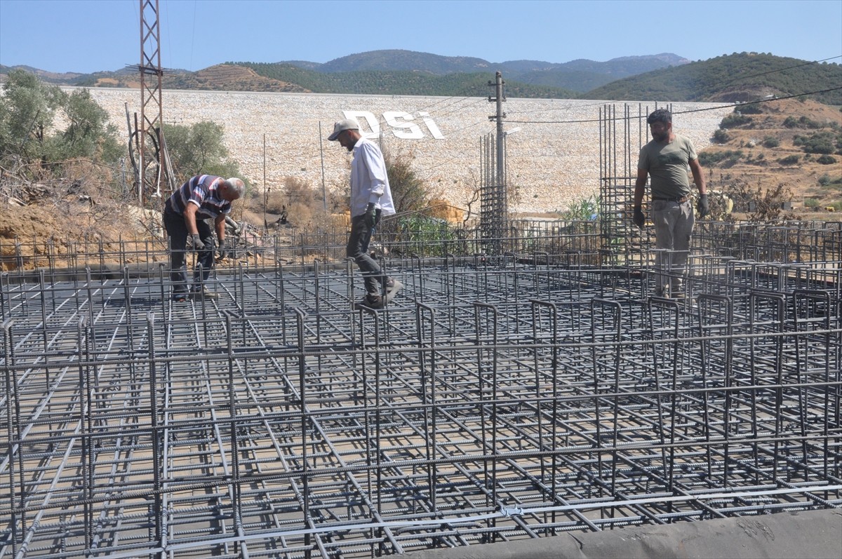 İzmir'in Ödemiş ilçesinde haziran ayında çıkan orman yangınlarında evleri zarar gören vatandaşlar...