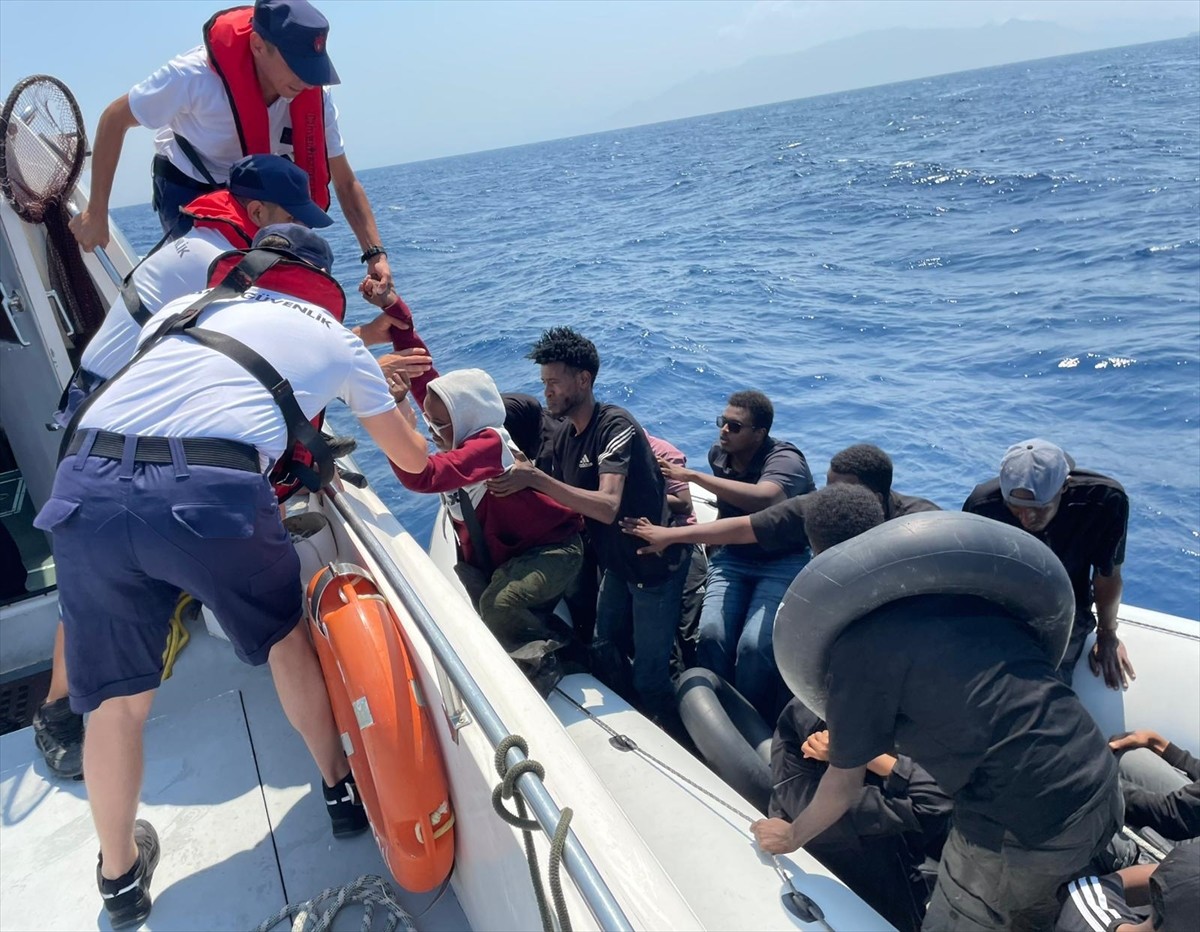 İzmir'in Seferihisar ilçesi açıklarında 13 düzensiz göçmen kurtarıldı, Dikili ilçesinde ise 15...