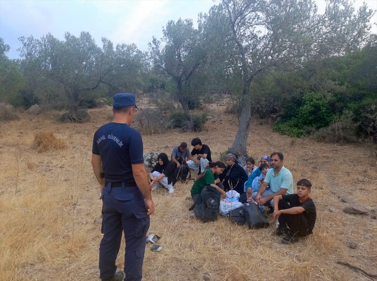 İzmir'in Seferihisar ilçesi açıklarında 13 düzensiz göçmen kurtarıldı, Dikili ilçesinde ise 15...