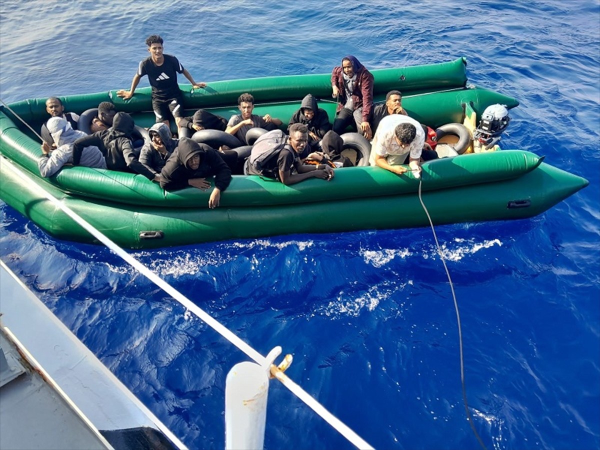 İzmir'in Seferihisar ve Çeşme ilçeleri açıklarında 18 düzensiz göçmen kurtarıldı, 16 düzensiz...