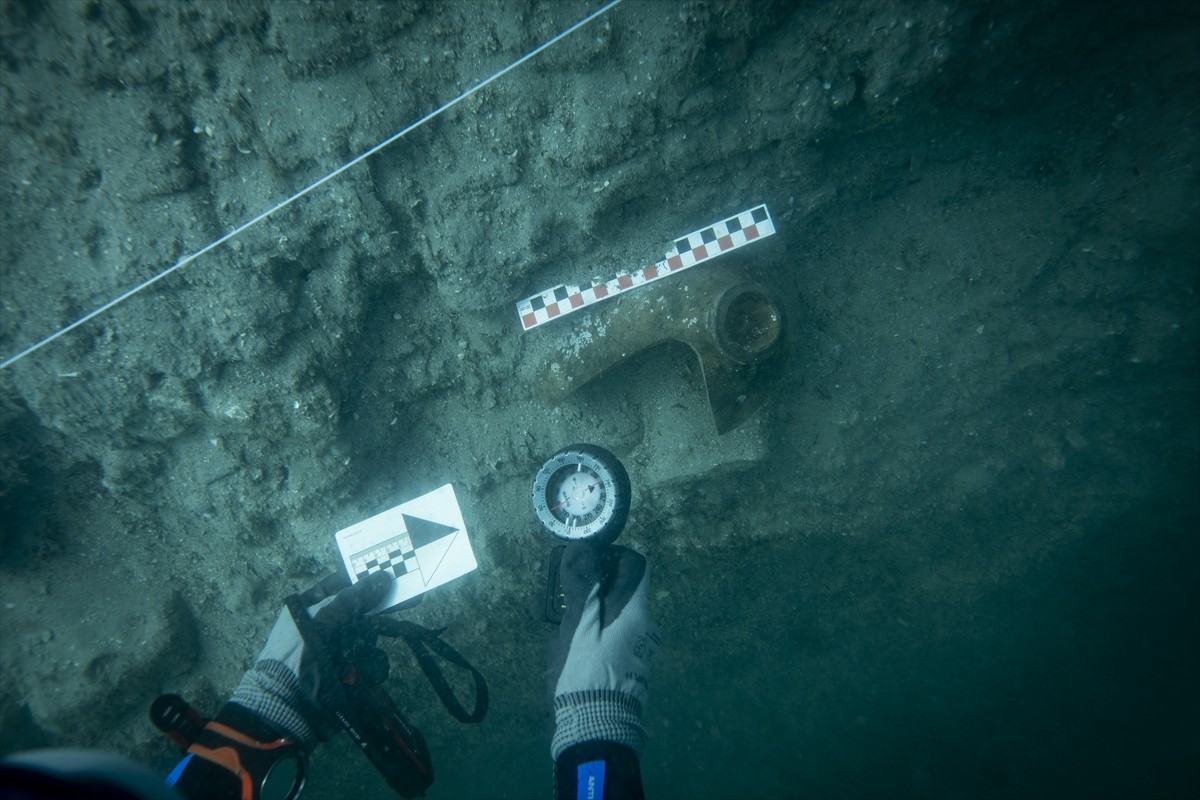 İzmir'in Urla ilçesinde yer alan ve Türkiye'de kara ile su altı kazılarının birlikte yürütüldüğü...