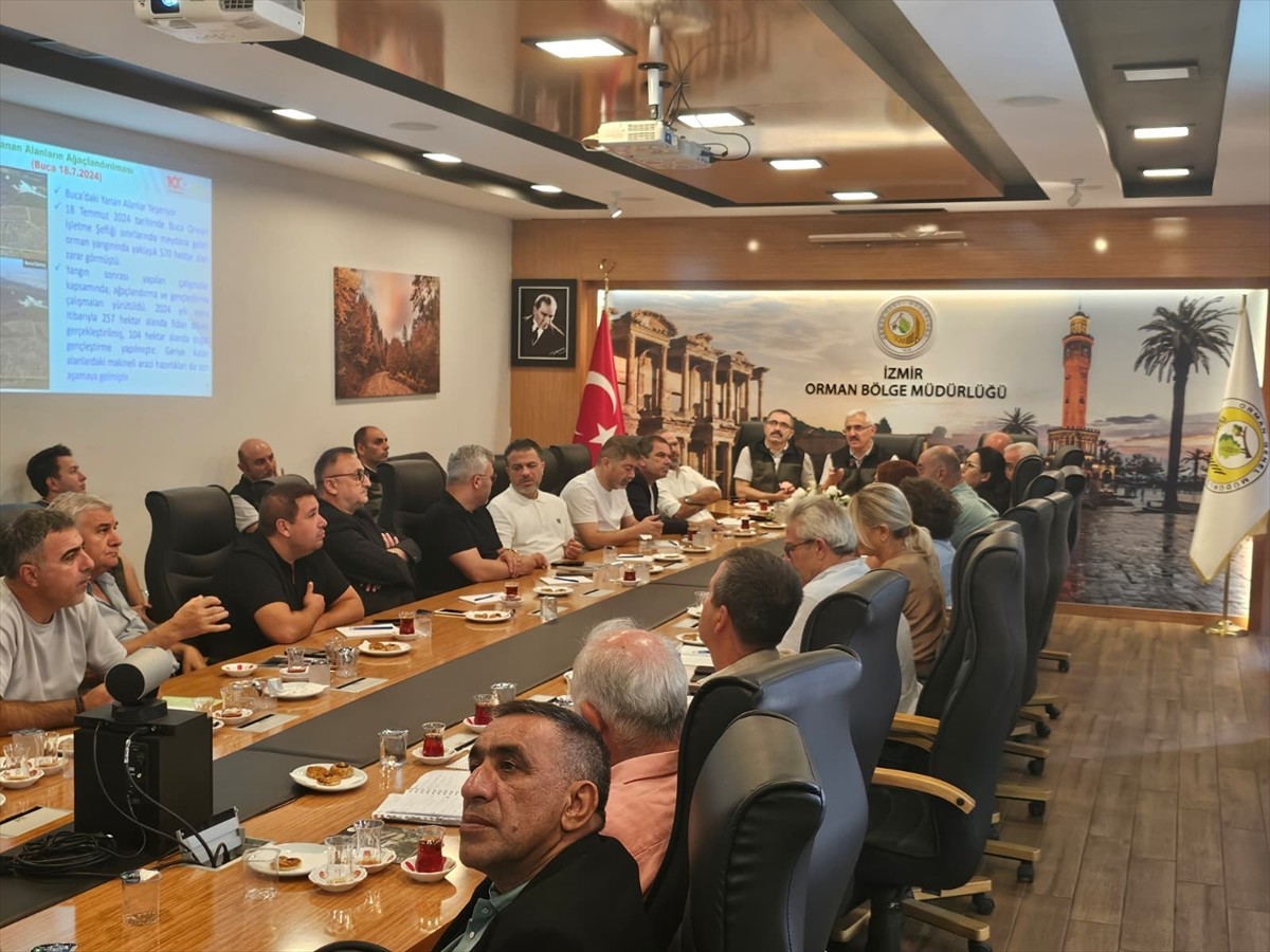 İzmir Büyükşehir Belediye Meclisi üyeleri, düzenlenen toplantıda kentteki orman yangınları ve...
