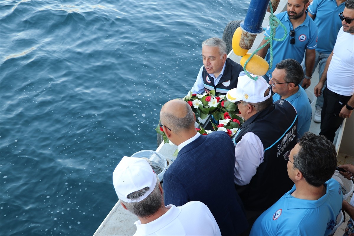 İzmirli balıkçılar yaklaşık 5 ay süren aranın ardından gece yarısından itibaren "vira bismillah"...