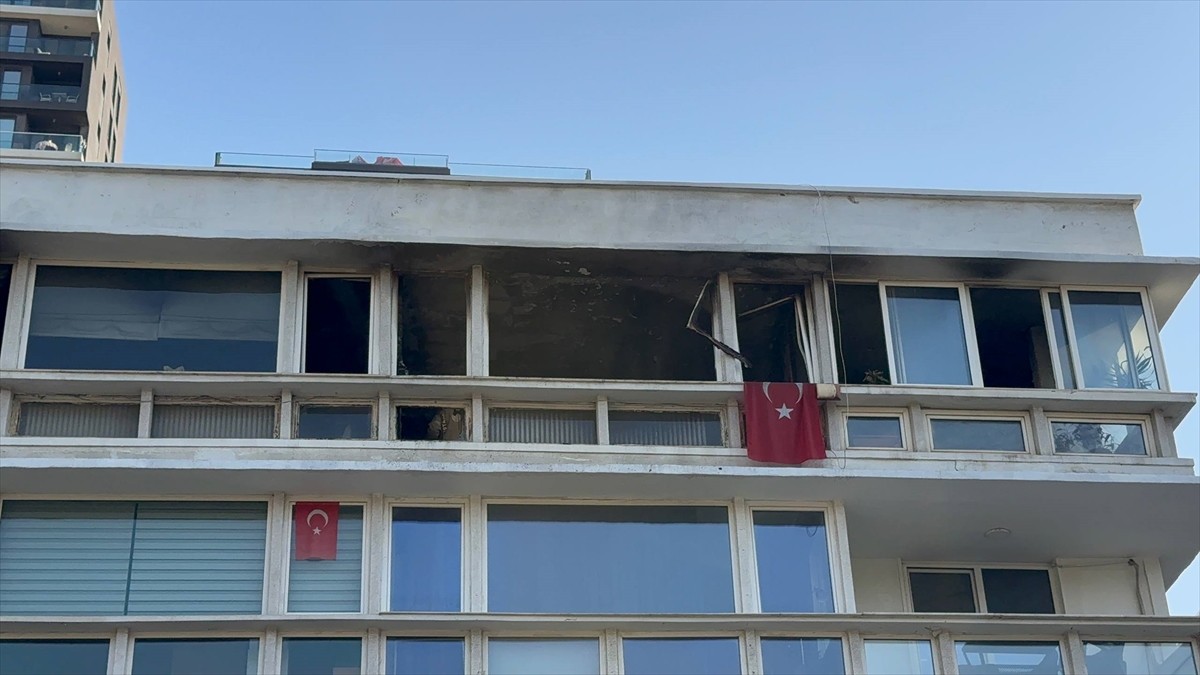Kadıköy'de, bir binanın 4. katında çıkan yangın itfaiye ekiplerinin müdahalesiyle...