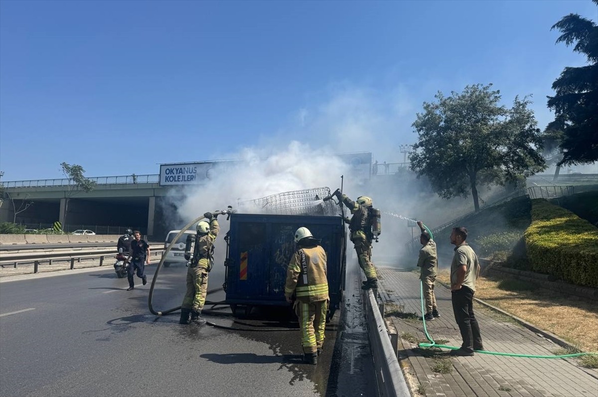 Kadıköy'de seyir halindeki kamyonetin dorsesinde çıkan yangın, itfaiye ekiplerince...