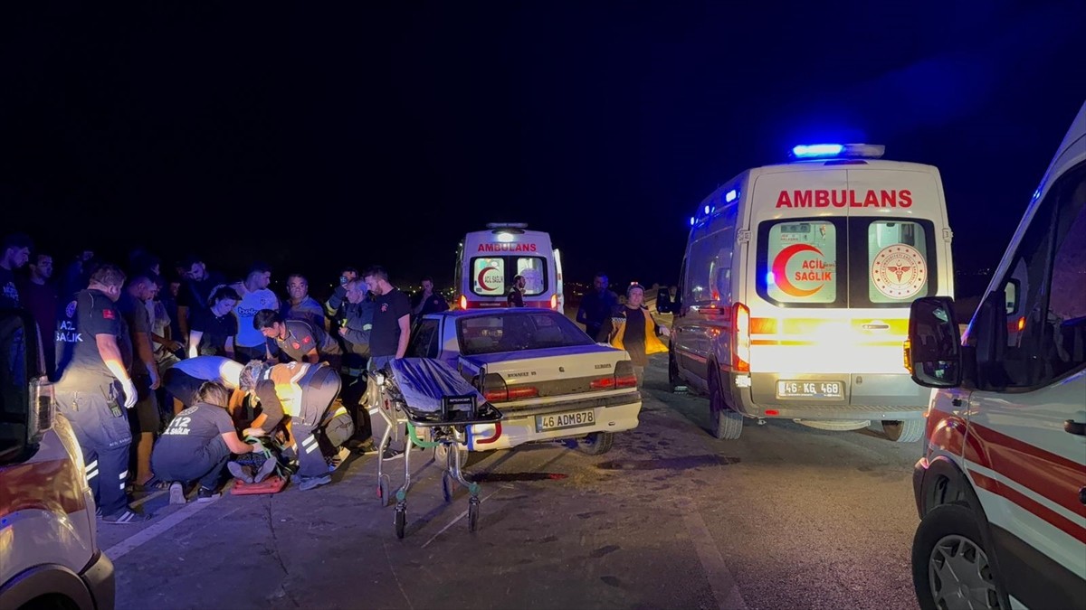 Kahramanmaraş'ın Afşin ilçesinde, iki otomobilin çarpışması sonucu 10 kişi yaralandı. Kaza yerine...