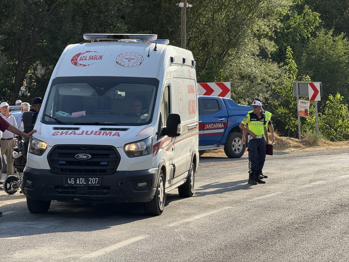 Kahramanmaraş'ın Göksun ilçesinde, otomobilin yolun karşısına geçmeye çalışan yayalara çarpması...