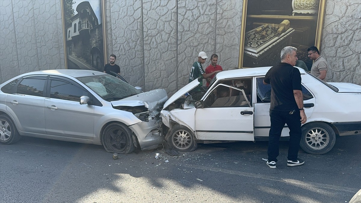 Kahramanmaraş'ın Onikişubat ilçesinde iki otomobilin çarpıştığı kazada 1'i ağır 3 kişi yaralandı....