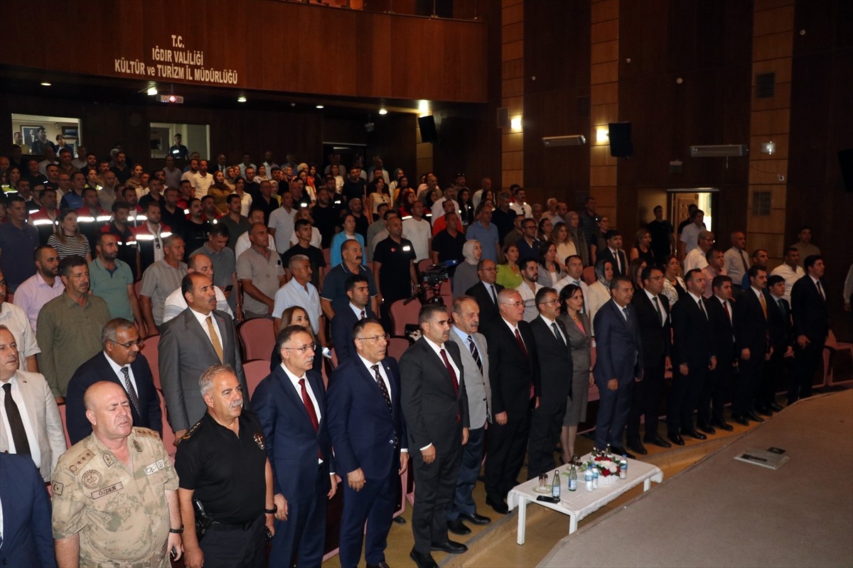 Kamu Başdenetçisi Mehmet Akarca (sol 3), Iğdır Kültür ve Turizm Müdürlüğü Konferans Salonu'nda...