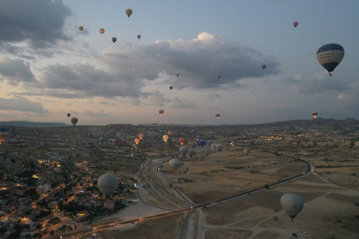  Kapadokya bölgesindeki sıcak hava balonları, 30 Ağustos Zafer Bayramı dolayısıyla uçuşlarını Türk...