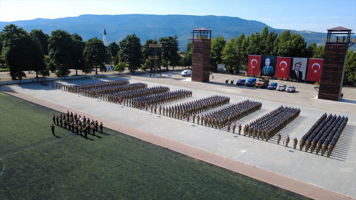 Karabük'te 37. dönem temel eğitimlerini tamamlayan 1619 uzman erbaş için tören düzenlendi.