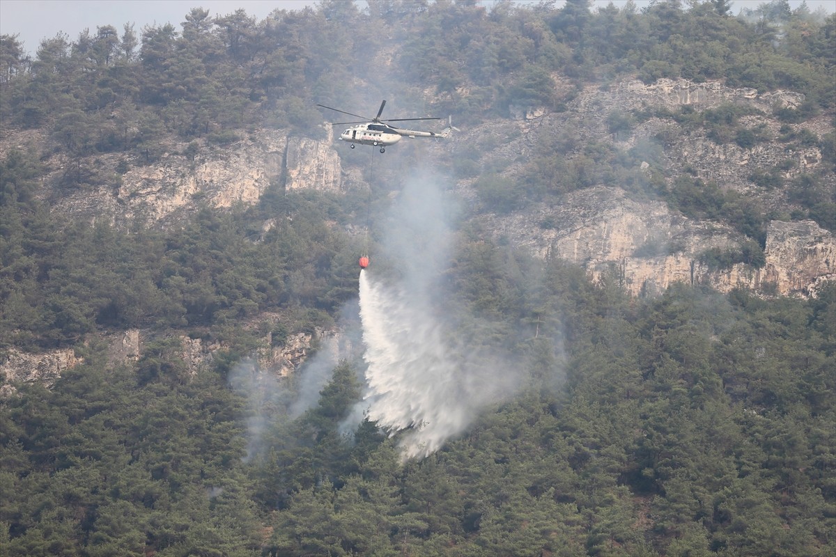 Karabük'te dün çıkan orman yangınına havadan ve karadan müdahale sürüyor.