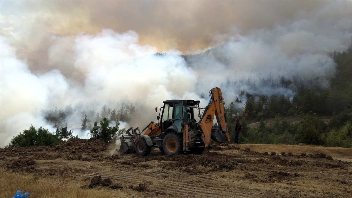 Karabük'te ormanlık alanda çıkan ve 5 Ağustos'ta kontrol altına alındıktan sonra yeniden başlayan...
