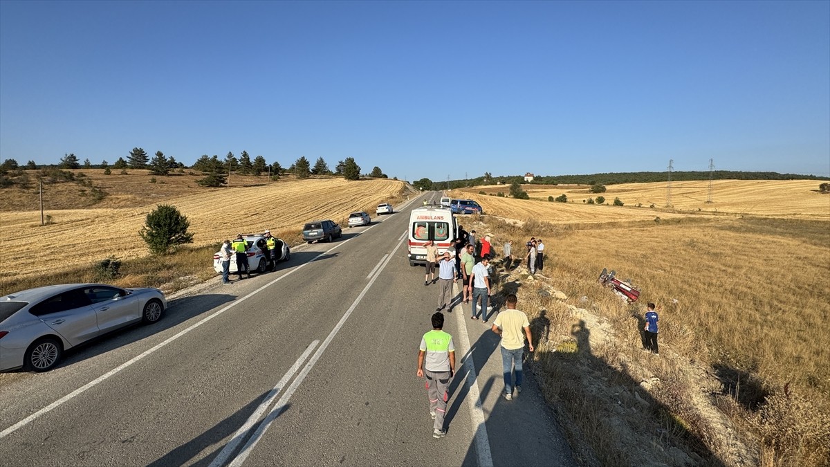 Karabük'ün Eflani ilçesinde otomobilin tarlaya devrilmesi sonucu yaralanan 2'si çocuk 5 kişi...