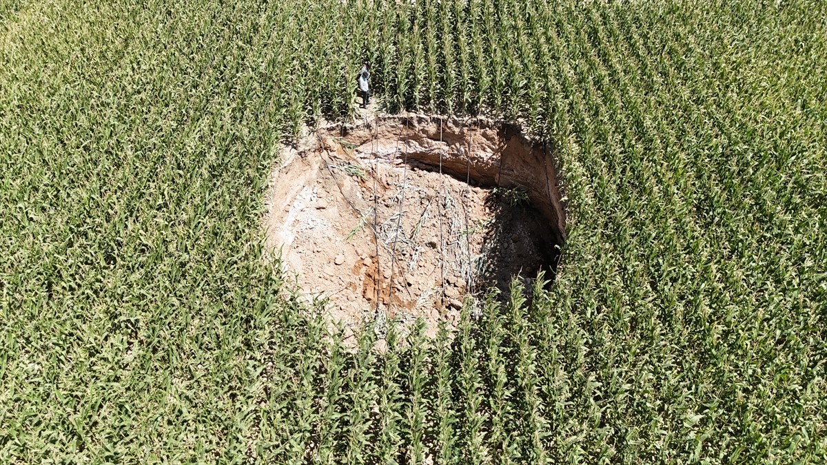 Karaman'ın merkeze bağlı Sudurağı beldesinde 15 metre çapında, derinliği 5 metreyi bulan obruk...