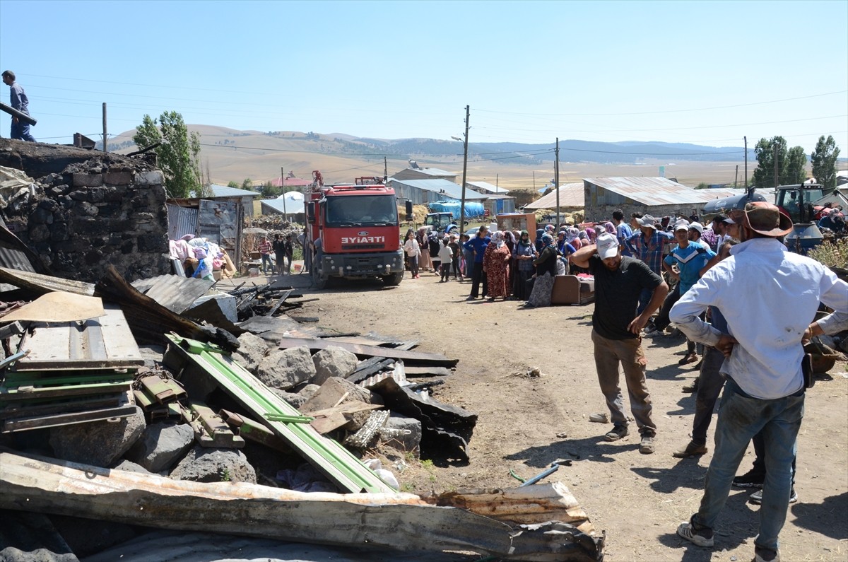 Kars'ın Sarıkamış ilçesinde çıkan yangında, 1 ev, 2 samanlık ve 1 ahır kullanılamaz hale...