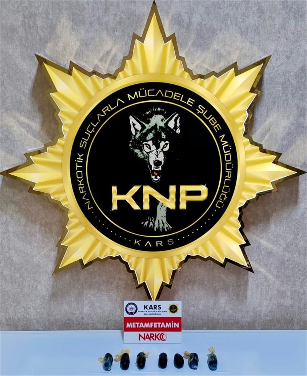 Kars'ın Susuz ilçesinde, biri mide ve bağırsaklarında sentetik uyuşturucu bulunan 2 İran uyruklu...